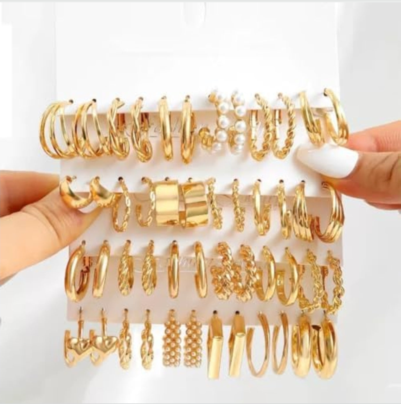 زوج من الأقراط الحلقية الذهبية لؤلؤ كبير حديث وأقراط ملتوية مزينة بشكل جميل لحفلات أعياد الميلاد للنساء، 6 و 24 قطعة
عدد السلع: 24