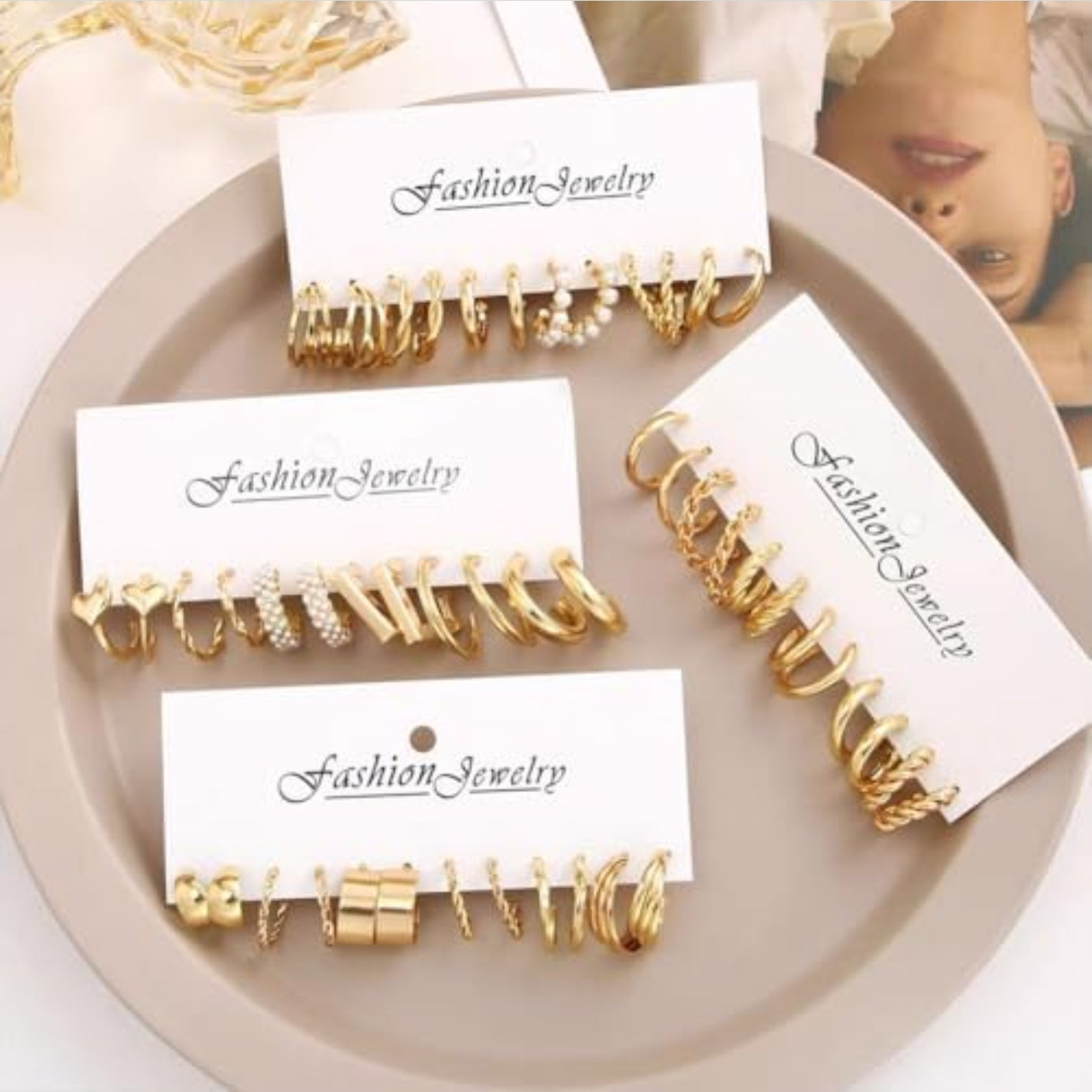 زوج من الأقراط الحلقية الذهبية لؤلؤ كبير حديث وأقراط ملتوية مزينة بشكل جميل لحفلات أعياد الميلاد للنساء، 6 و 24 قطعة