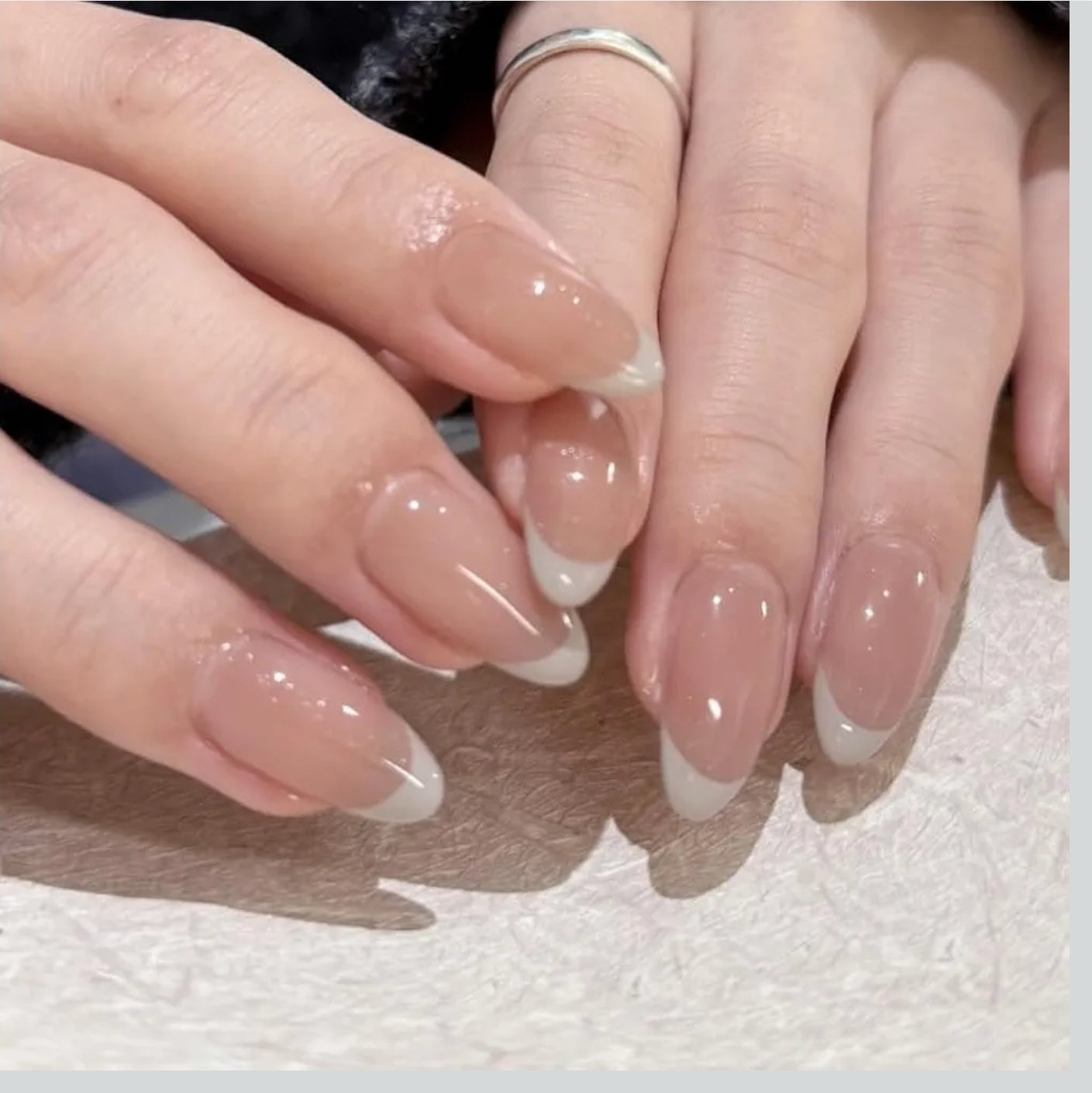 اظافر صناعية قصيرة متوسطة الحجم بلون ابيض فرنسي مع تصميم ابيض فرنسي كلاسيكي بتغطية كاملة للصق على الاظافر للنساء للاستخدام اليومي والمانيكير بنفسك، 24 قطعة