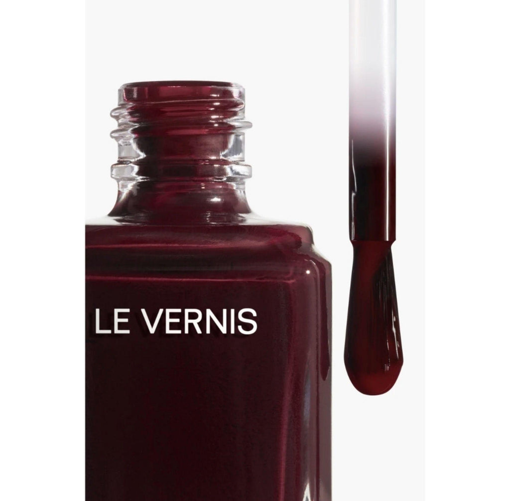طلاء أظافر لو فيرني يدوم طويلاً من شانيل - CHANEL درجة روج نوار (155 Rouge Noir)